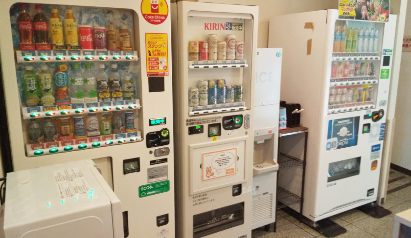 自販機コーナー＆製氷機（１F大浴場前）：①アルコール自販機　 ②ソフトドリンク自販機2種（①Cokeオン可　②ホームページ特典コイン可） ③製氷機（飲料用の製氷機　※大量の氷の場合はフロントにお問い合わせ下さい）