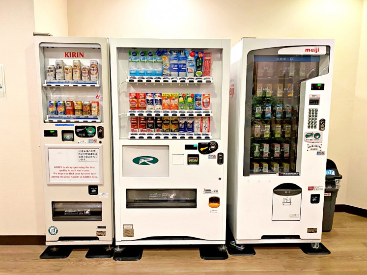 ■自販機コーナー：アルコール類、ソフトドリンク、紙パックドリンクを取り揃えております。