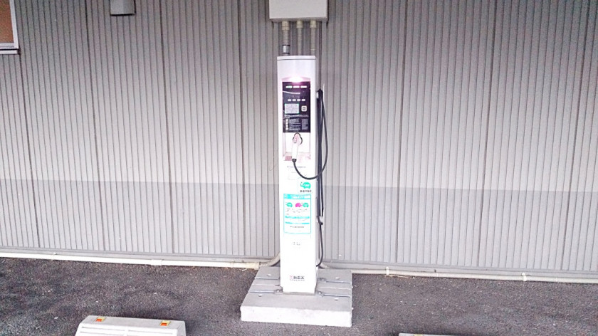 ■電気自動車充電設備：別館軒下に電気自動車充電設備を２台分設置してございます。